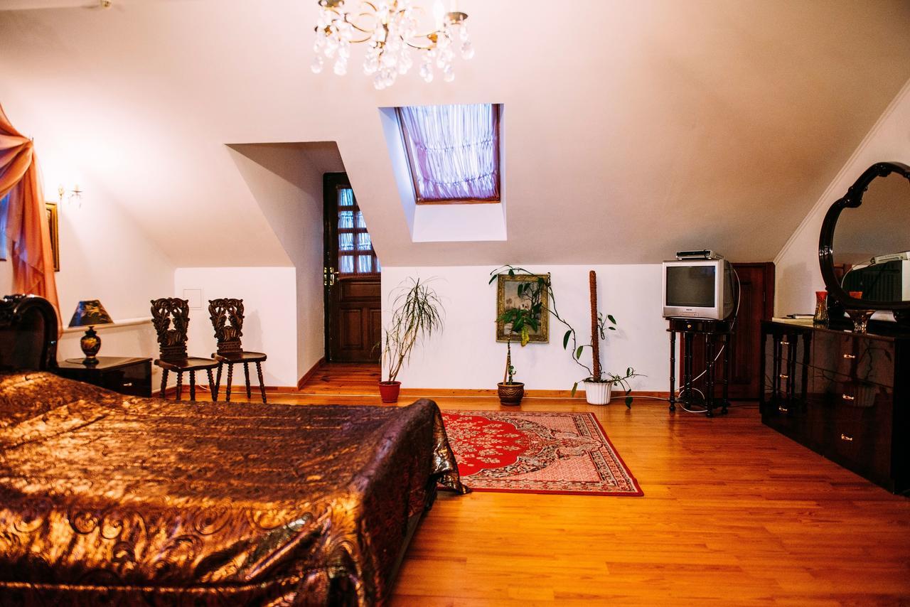 Antique House Hotel Дубно Екстер'єр фото