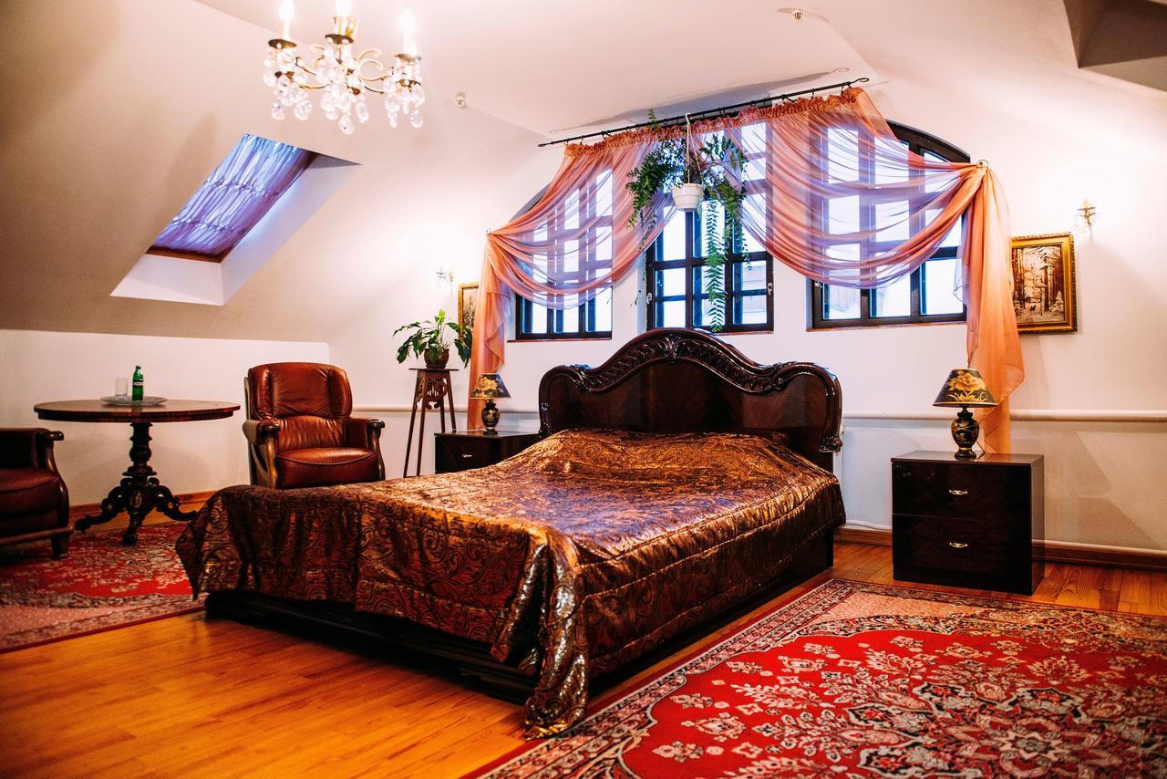 Antique House Hotel Дубно Екстер'єр фото