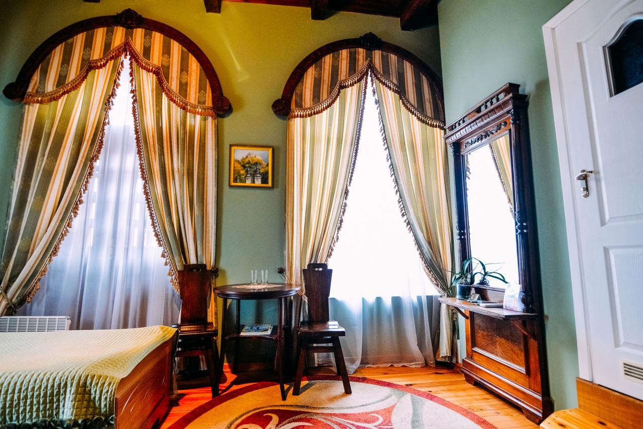 Antique House Hotel Дубно Екстер'єр фото