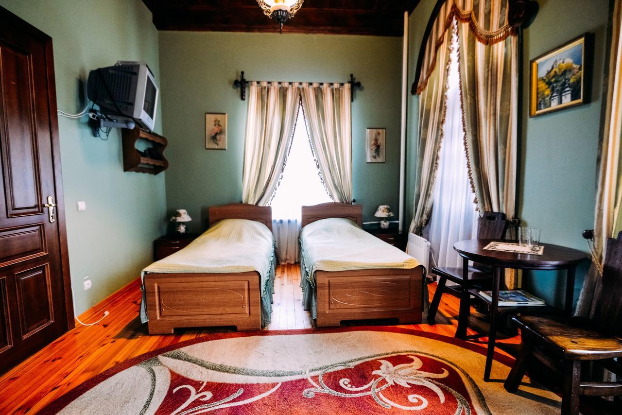 Antique House Hotel Дубно Екстер'єр фото